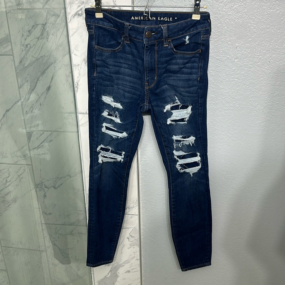 American Eagle Size 6 Short ripped jeans